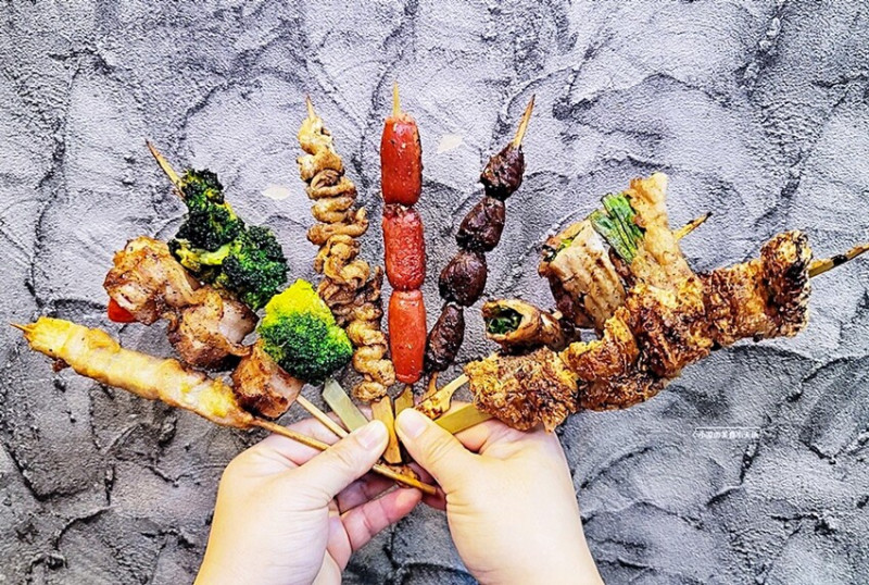 逢甲夜市人氣平價串燒！！最便宜一串只要19元！獨家秘醬一吃就上癮，小資族最愛宵夜好去處！！