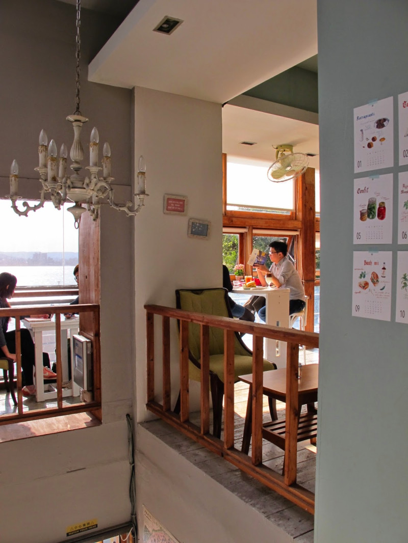 [食記] 淡水。安克黑咖啡 Ancre café--異國水岸風情 繪本風格咖啡店