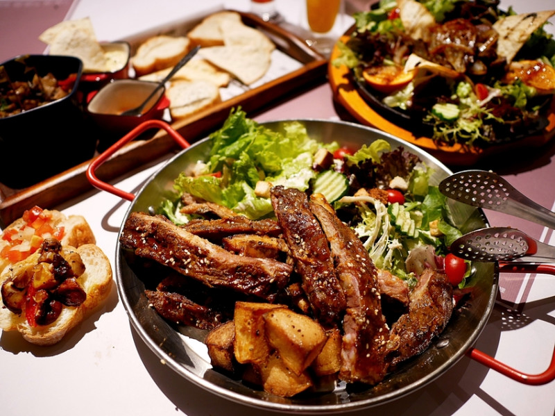 台中少見兔子餐廳，不只有兔子可以撸，也能帶自家兔子到遊樂場玩耍，歐風氛圍每個角落都好拍，還有連老人家都能輕鬆享用的軟嫩豬肋排超好吃-綠萼159地中海南法料理