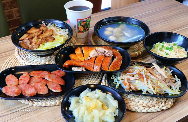 老爺美食館 鼎山店‧承傳50年古法焦糖燻鴨，香茅煎肉皮酥紮實，不可錯過的在地平價小吃 - 敦 小 蓮の食旅錄