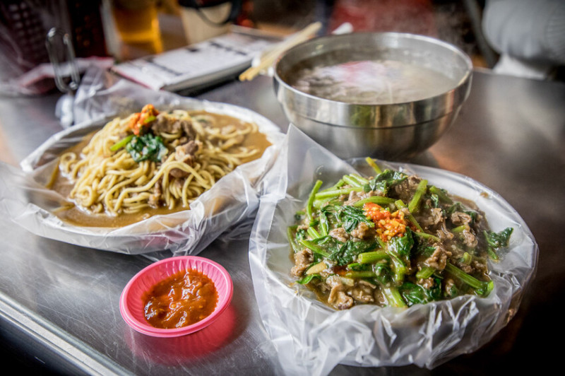 新北市三重區路過就被香氣吸引進來了！大火爆炒大份量沙茶羊肉炒麵