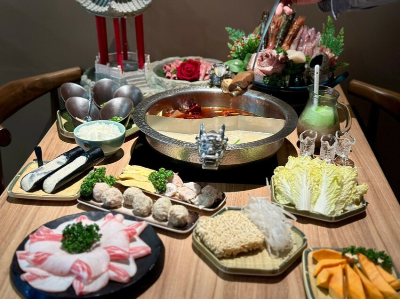 【台北麻辣鍋推薦】手工殿麻辣鍋物：浮誇中國宮廷風，龍頭火鍋現撈海鮮拼盤還有仙氣飄飄的A5和牛︱長安東路交通、菜單、評價