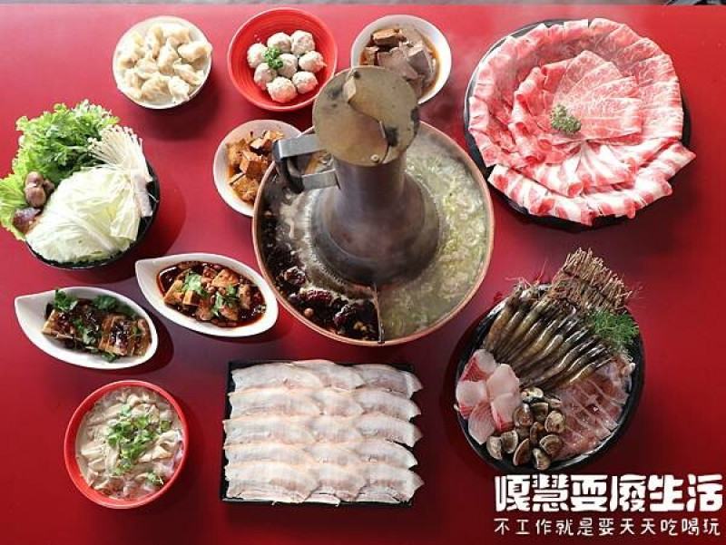 台中酸菜白肉鍋｜小瀋陽｜太原路(酸菜白肉火鍋)搬新家，東北老闆娘的家鄉味。