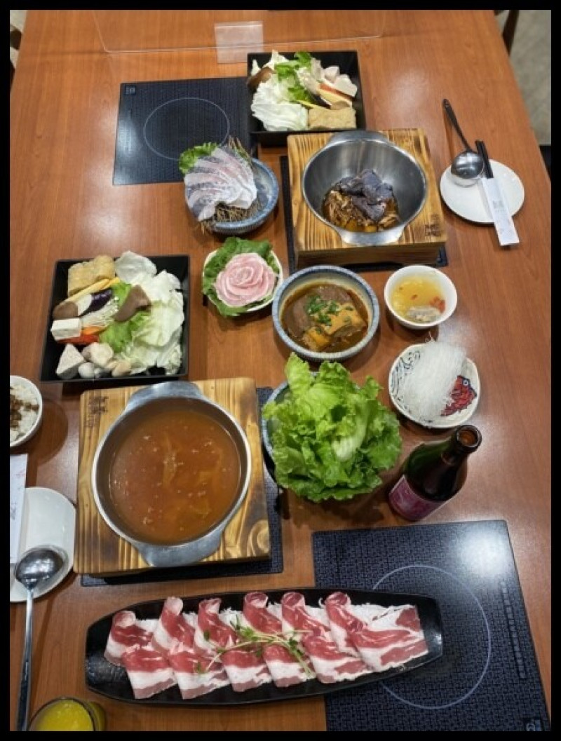 氣溫就像溜滑梯【豐原鍋物推薦】【鳥裊火鍋-豐原店 】不論是朋友聚餐、家人聚會、就算是一個人也可以大吃暖