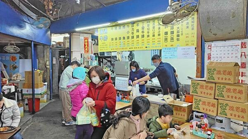 超便宜牛排店～！豬排只要８５元就可以吃到，有豬排、有麵、有蛋還有免費的無限量紅茶，不到百元就可以品嚐