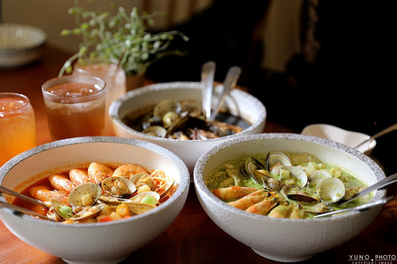 新北市永和區義匠義式湯麵，超爆料義大利麵推薦 超豐盛海鮮一次滿足。在地人激推好吃義大利麵料理 義大利麵新創湯麵吃法