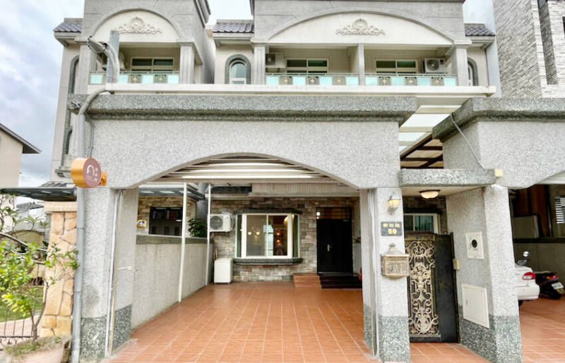 [台東住宿] 火車站走路即可抵達「台東敲敲門無人民宿」入住開箱超美莫蘭迪色系全新民宿～