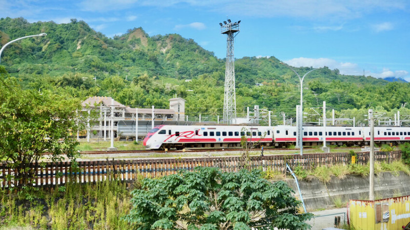 [台東住宿] 鐵軌旁的民宿「H&嶼光風格旅店」火車控必住～陽台就能欣賞火車駛過！