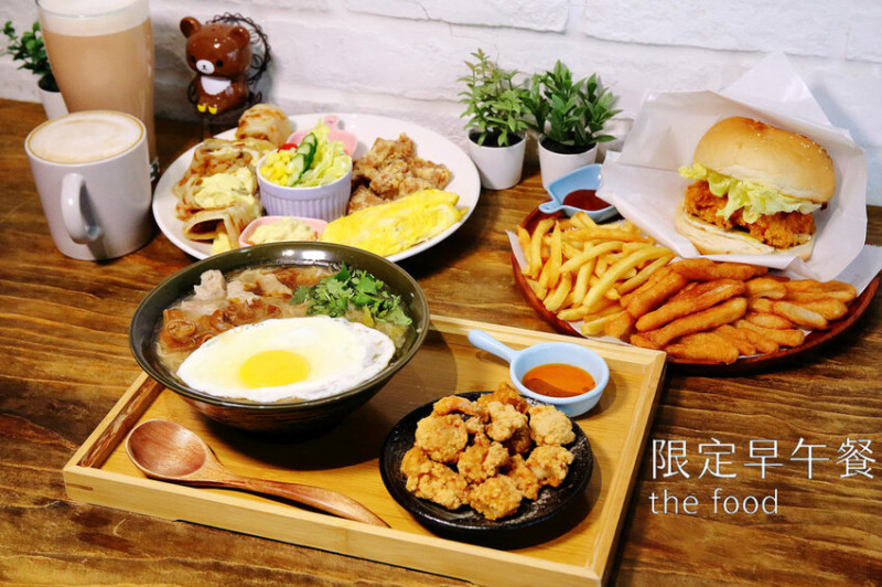 藏身社區的平價高人氣早午餐，竟然有加太陽蛋的麵線頭一次看到，套餐份量大到吃一餐飽兩餐！
