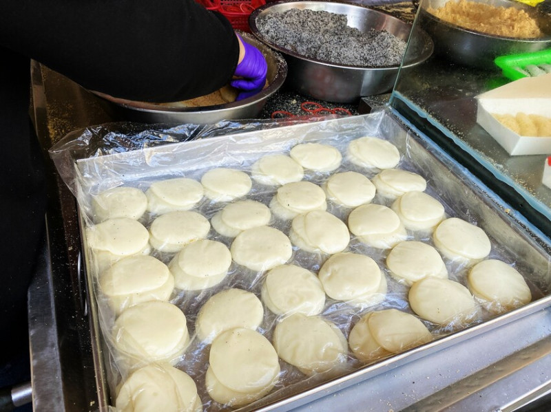 【鹿港 小吃】阿婆麻糬鋪，最推薦綠豆口味，豆沙又沙又糯涮嘴的一口一口吃下去！