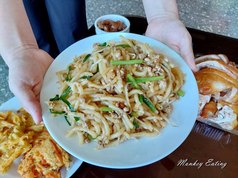 【新竹美食】李記米苔目｜竹東市場60年老店，道地客家味炒米苔目，鹹甜口味都有。竹東市場美食推薦 - 貪吃猴的幻想