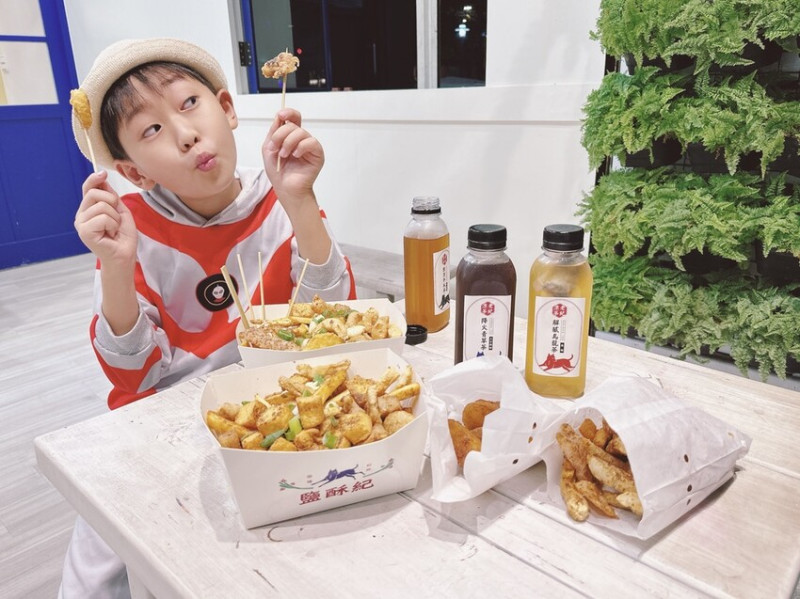 鹽酥紀潮州店line 加入好友線上訂餐，好吃不用久等吶～