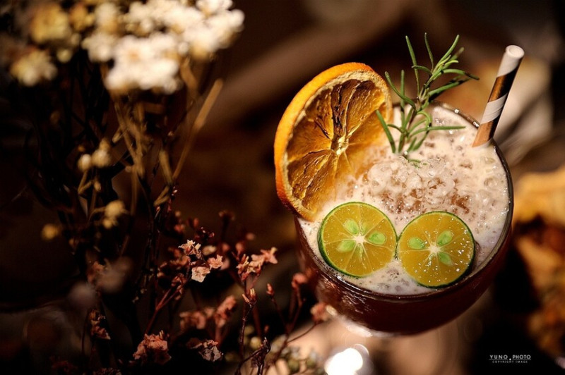 【墾丁大街酒吧】白天不懂夜的美 酒鬼必訪！燈光美氣氛佳 敬南國一杯｜昆汀Bar&Food（屏東恆春）