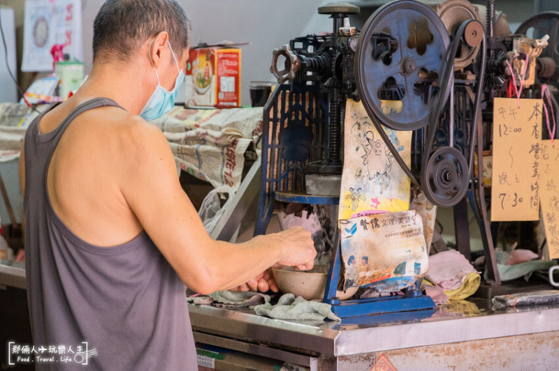 台南東區無名綿綿冰｜古董級的製冰機，傳統的刨冰手法，最古味的綿綿冰底加～