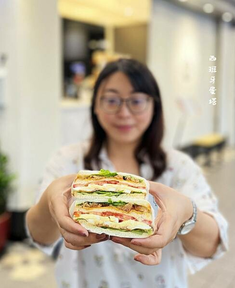 MODI Coffee｜台北永春站必吃三明治！站著吃超chill～厚切三明治用料實在超美味！大推炙烤豬腳口味，一吃就深深愛上它～