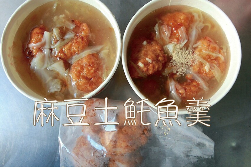 台南市麻豆區吃。台南美食｜麻豆區。「麻豆土魠魚焿」像極唐揚雞外觀の土魠魚魚肉，每週僅營業四天開店就大排長龍售完為
