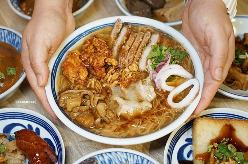 台中少見浮誇海陸麵線結合脆皮肉圓、祕醬甜不辣，古早味人氣小吃這裡一次通通吃齊！！