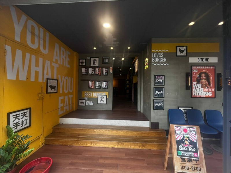 #台北內湖 Suke Dog 吃樂狗以捏 | 美式熱狗堡套餐，內湖的熱門美食聚集地