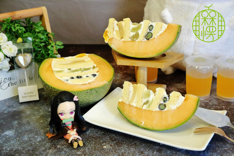 一整顆哈密瓜做成的水果蛋糕！霸氣又浮誇，絕美斷面洗版IG，甜點控快來〜