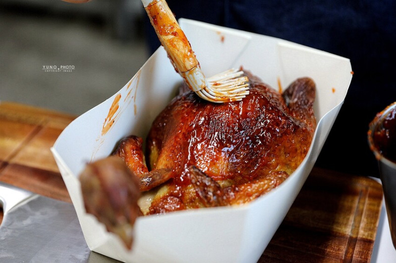 暗巷烤雞-復興總店 ｜每日限量現烤 沒預定根本買不到的奶油蒜香爆汁手扒雞！隱藏銷魂豬肋排也不能錯過。菜