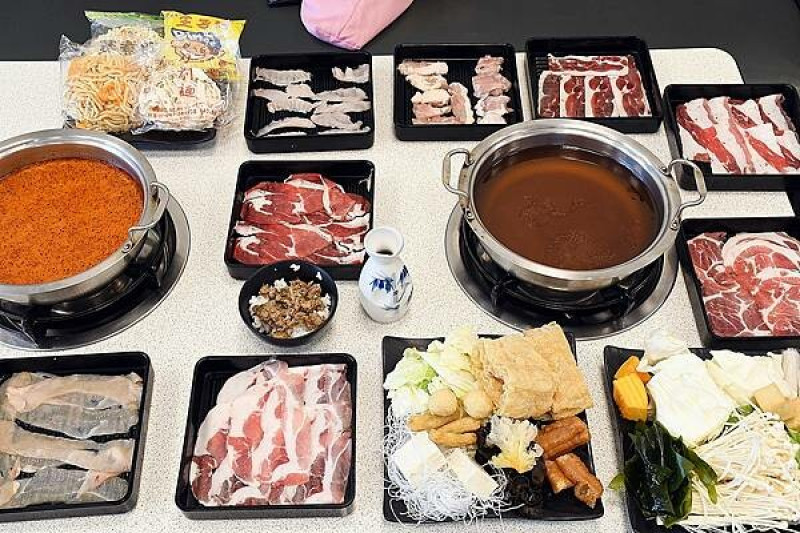 高雄高CP值吃到飽鍋物【牧川鍋物】讓晉惠帝閉上嘴，我這就立刻食肉糜了呀~親子友善空間※多種肉片、蔬菜吃到飽！高雄火鍋推薦