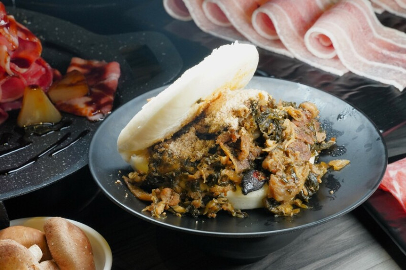 台中美食｜花漾夯夯鍋 229元起吃到飽 超推升級鐵板燒肉兩吃 別錯過無限享用的梅干肉刈包