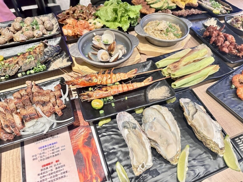 台北。士林︱熱門新開幕的平價串燒居酒屋︱生蠔、啤酒、各式串燒、炸物、下酒菜還有包廂跟小帳蓬︱串在一起