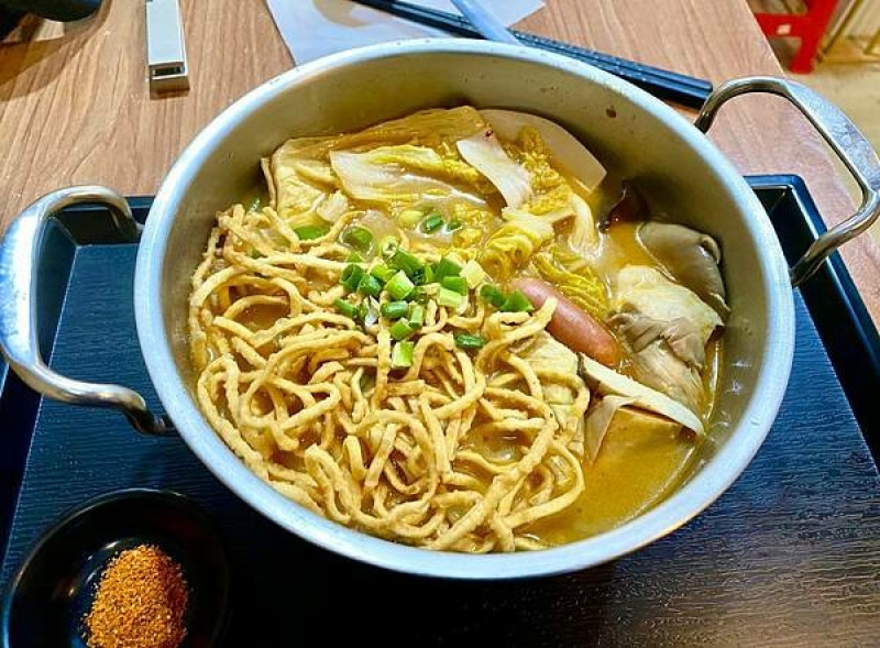 桃園消夜自助迷你鍋‧想吃什麼夾什麼‧超好喝湯頭還免費?甚至還有乾鍋可以選