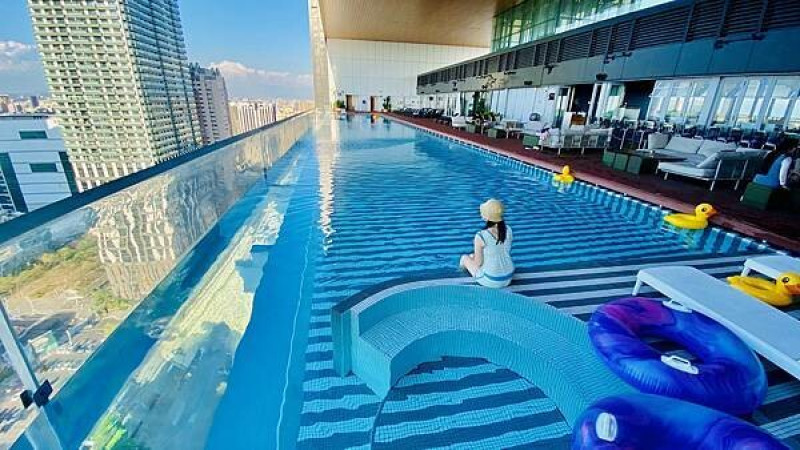 高雄頂級高空飯店【高雄承億酒店】全球唯一高空懸挑透明無邊際泳池/絕美高空酒吧360度飽覽無敵城市美景/全台最美的飯店