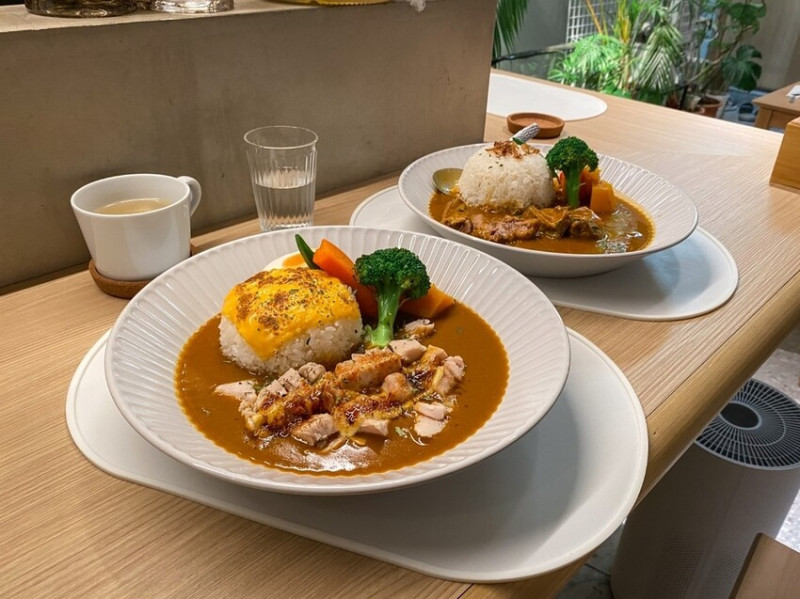 新竹美食｜咖哩作夥 - 日式手作咖哩｜用餐時一邊欣賞店內的優美環境，一邊感受著極簡風格帶來的清新美感，好「馨」動哇～！ IG 預約制的店家，要提前一天以上預約訂位噢！