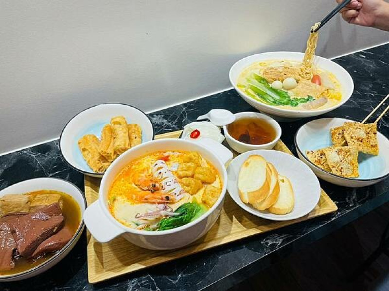 【8 Hot 不一樣的麻辣燙 】顛覆你對麻辣燙的定義，挑戰舌尖的味蕾衝擊，鳳山最新推薦美食。