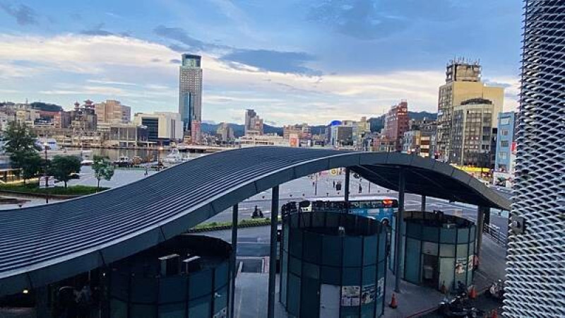 基隆新開景觀餐廳【壽司郎基隆站前店】基隆城際轉運站內/招牌必點基隆限定餐點/必點焦糖千層蛋糕銅板價就能享用/居高臨下欣賞基隆巿區美景