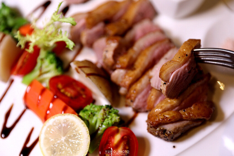 精緻細膩的義式之旅！道道無雷 台中免開瓶費紅酒友善餐廳｜菲菲花園‧義式餐廳。菜單價位(台中西屯)