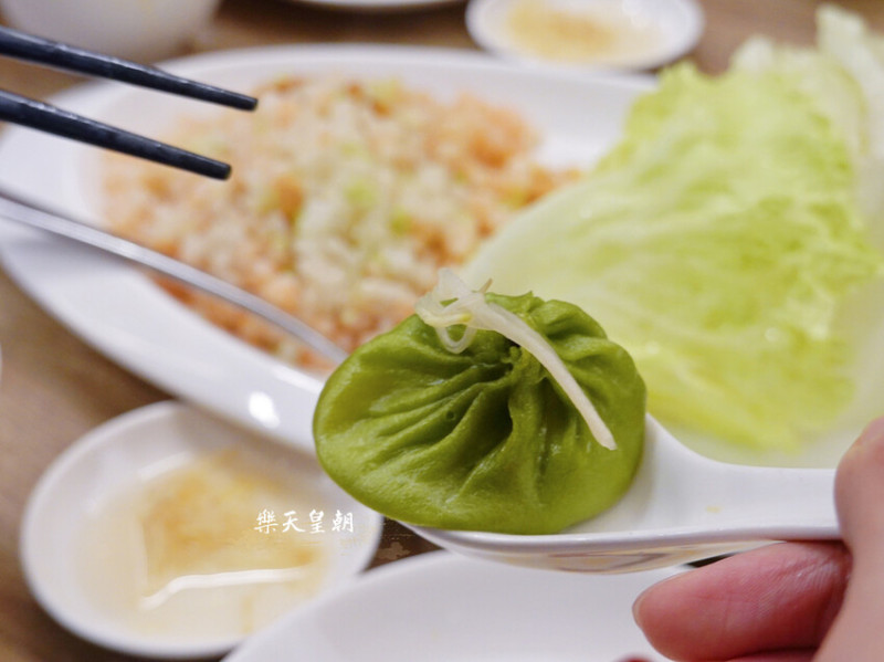 新北市新店區新北新店—樂天皇朝｜獨創八色小籠湯包 皮薄味鮮手工十八摺現做｜裕隆城、大坪林 ​​​​​​​