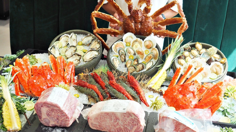 梨花A5和牛放題｜新開幕！日本A5和牛、北海道帝王蟹 松葉蟹腳、宜蘭胭脂蝦 天使紅蝦 鮑魚生蠔、哈根達斯冰淇淋任你吃！內含菜單價格｜高雄火鍋推薦｜火鍋吃到飽｜高雄吃到飽｜高雄宵夜火鍋