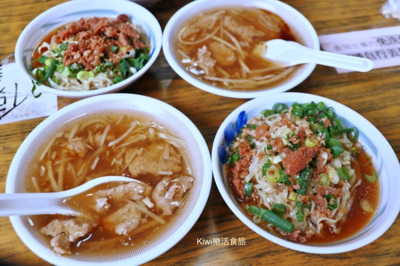 南投市美食︱南投友德意麵隱藏市場裡老店.南投意麵淋上肉燥.必點肉羹,酸梅汁都厲害！