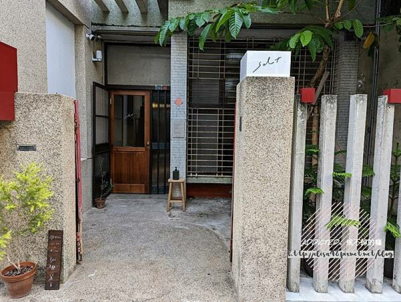 台南中西-[salt. 珈琲 · 菓子] 近武聖夜市隱藏老宅社區，獨特咖啡奶凍與咖啡調飲，藝廊風格留白空間寧靜自在，日式侘寂感黑灰色調咖啡廳
