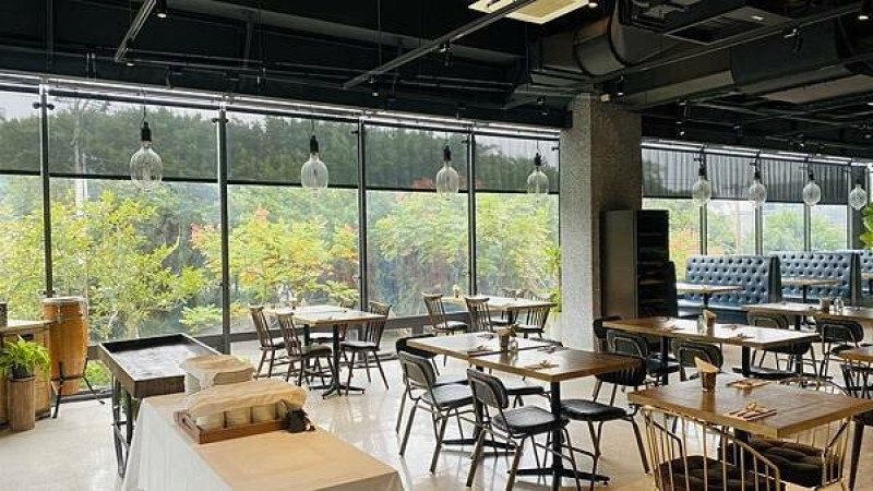 基隆森林系景觀餐廳【RAIN DANCE 雨舞餐廳】隱藏版無國界料理/倉箱蜜境文旅/三面環山玻璃屋餐廳/外帶DIY霜淇淋只要30元/平溪深澳線美食/基隆山海一日遊