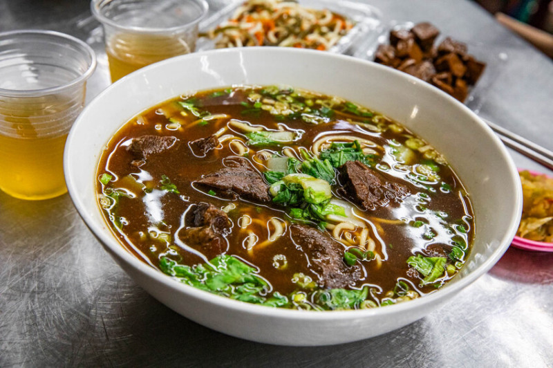 高雄市苓雅區大牛牛肉麵｜麵好湯鮮牛肉還很大塊！在地人大推老字號紅燒牛肉麵