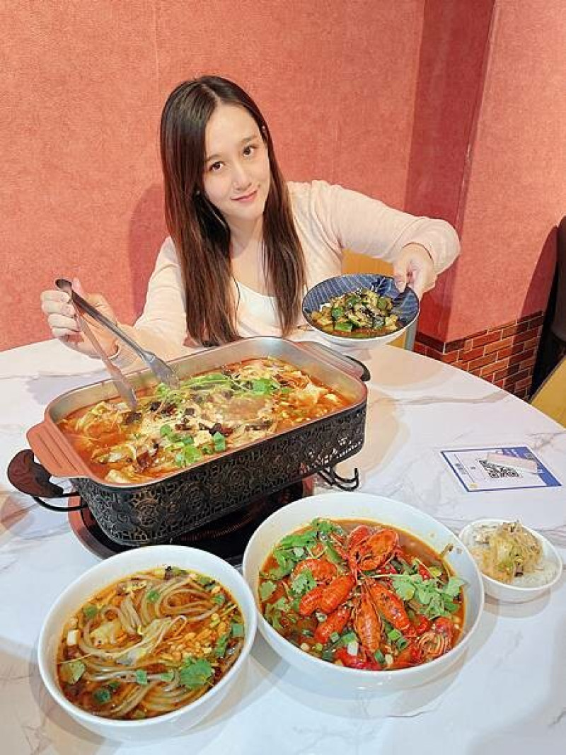 台中川菜推薦，台中重慶香辣烤魚『川渝香川菜料理』，地道的好味道～老闆是重慶人，有賣重慶小麵、酸辣粉、麻辣小龍蝦、麻辣火鍋、香辣烤魚推薦。