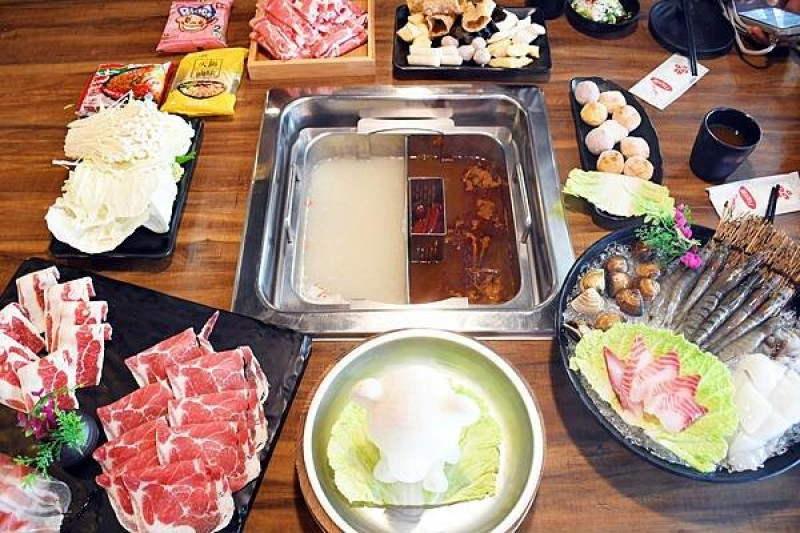 熊熊泡溫泉？高雄必訪鍋物【圓砌升降鍋物－自由店】超有特色的升降火鍋＋自助吧吃到飽～還能玩真人娃娃機※