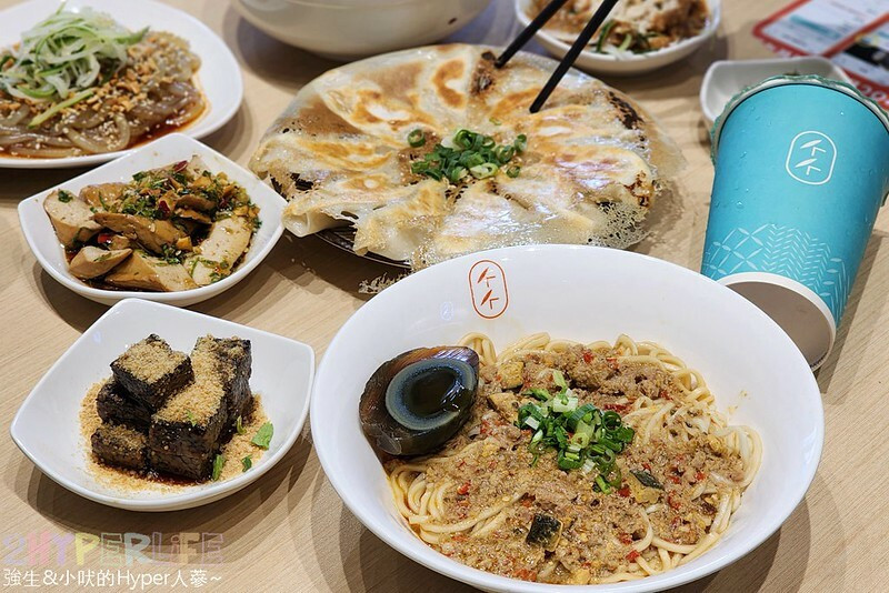 人氣川味文青麵食又有新菜上市，皮蛋秘醬拌麵肉醬超香辣度好過癮～愛吃辣的朋朋絕對要來挑戰的吧！