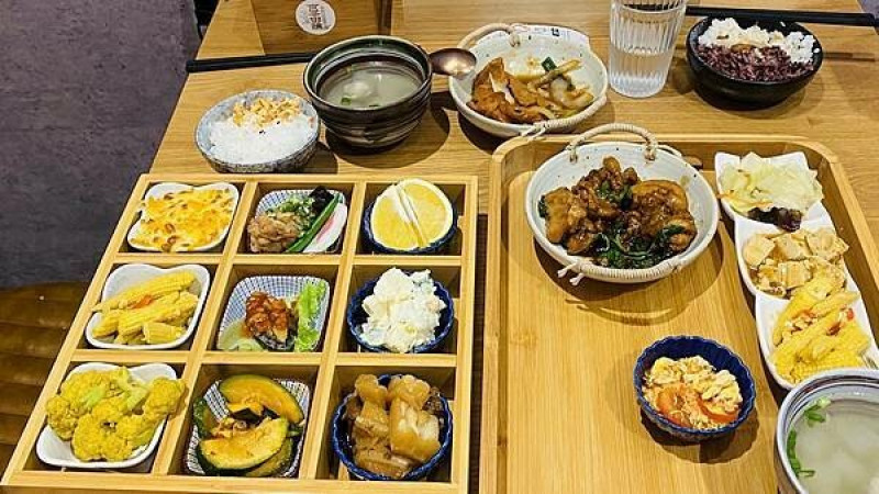 台中新開九宮格餐廳【宮亭御膳九宮格料理】可以一次品嚐多道精緻料理/160起就有精緻套餐/生活就是要有儀式感滿足小確幸/視覺與味覺雙重享受