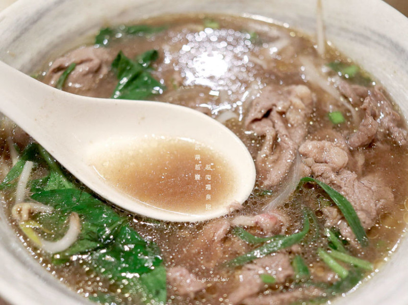 市政府平價美食|武鼎越豐越南麵食館，美味河粉飽餐不傷荷包，信義區越南菜推薦 - Lexies Blog，寫食派