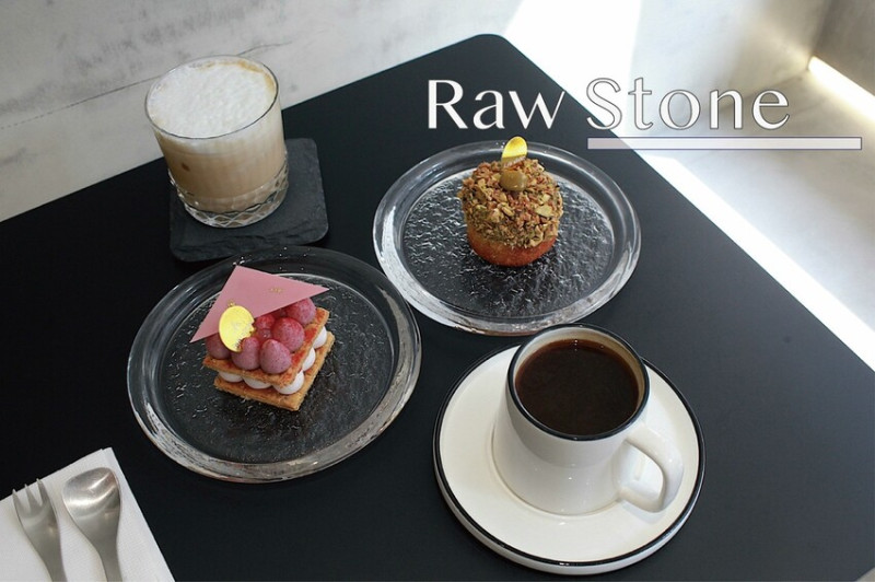 吃。高雄美食｜苓雅區。「Raw Stone」新店報報!!!!!文化中心周遭精緻法式甜點店，唯美氛圍值得網美再衝一波