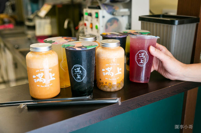桃園龜山手搖飲-滿上仙草愛玉推出夏日限定版的泰式奶茶啦！香甜絲滑不來一杯嗎？或是試試招牌的百年仙草茶跟阿里山手作愛玉系列也不錯呢。（邀約