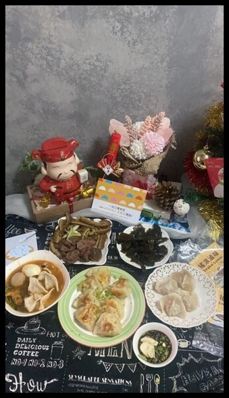 【團購熱銷水餃推薦 / 宅配滷味開箱】【ATCHILL艾自己】超大顆水餃，皮薄多汁滿滿內餡🥟水餃控必吃還有新推出招牌滷味，每口都是滿滿好滋味✨輕鬆增添年節餐桌精彩度