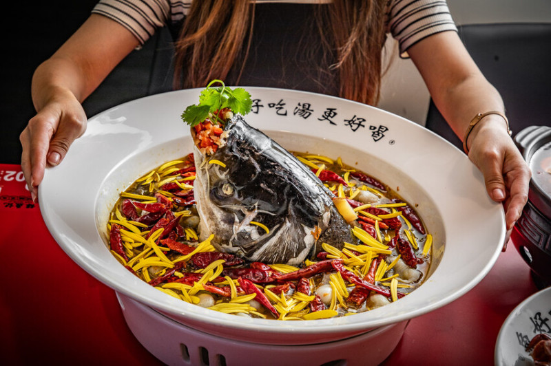 桃園市八德區錄鼎記魚頭酸菜魚(桃園八德店)｜烈火炙燒超浮誇！比臉盆還大的巨大魚頭老罈酸菜魚！