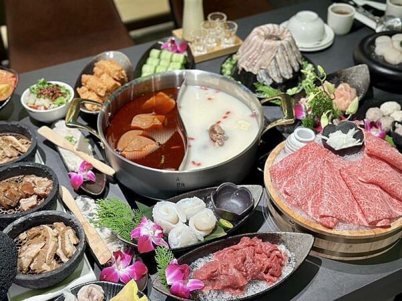 台北市信義區[信義區美食] 岩漿火鍋 微風信義店 信義區最強麻辣鍋 火焰炙燒豬配古法熬製湯頭 #市政府站美食 @蛋寶趴趴go