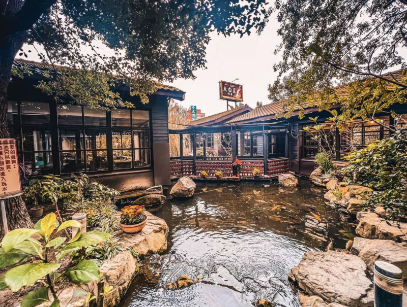 桃園市桃園區大白鯊海產｜有小橋流水的海鮮快炒店，在地老字號人氣海鮮快炒